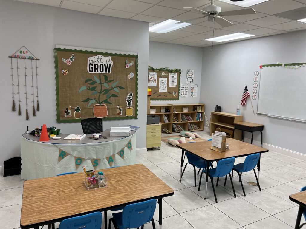 A welcoming classroom with a Grow banner